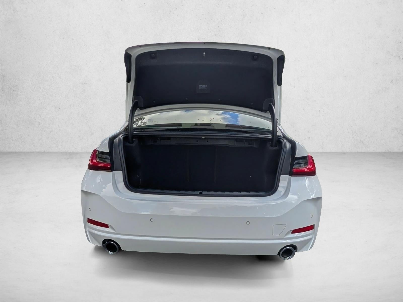 2025 BMW 330i photo 5