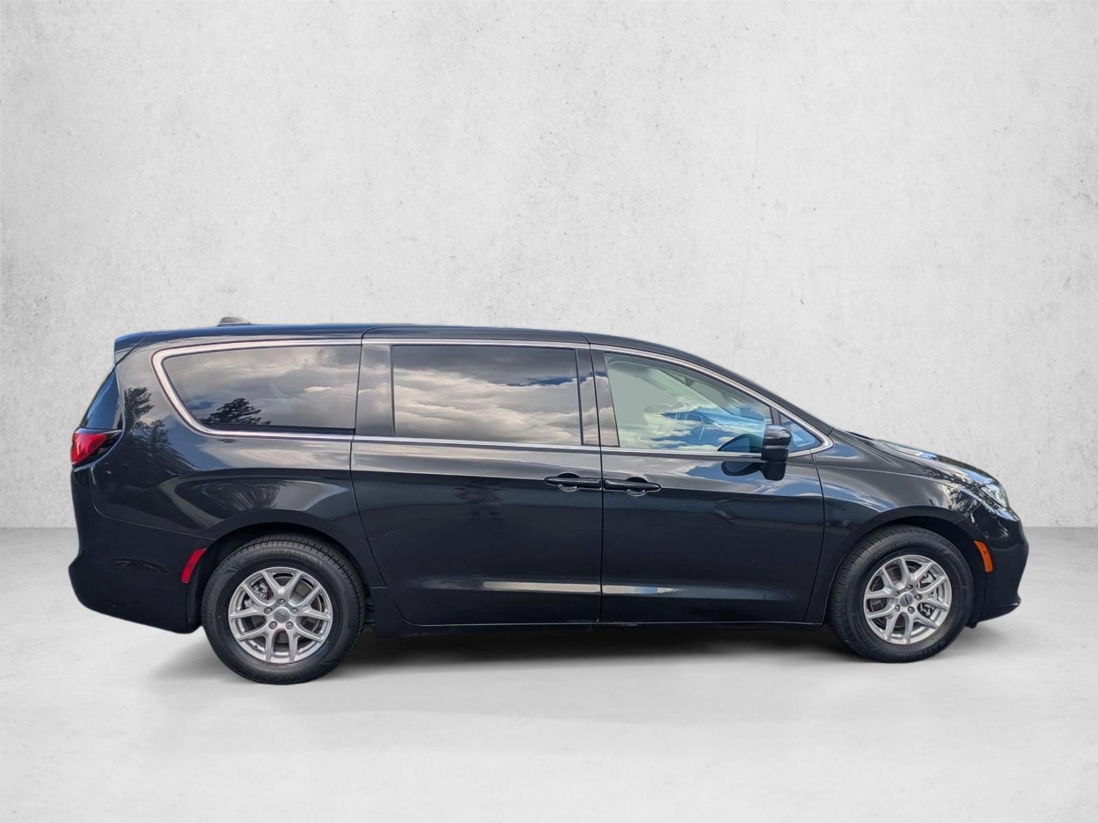 2023 Chrysler Pacifica Touring L photo 4