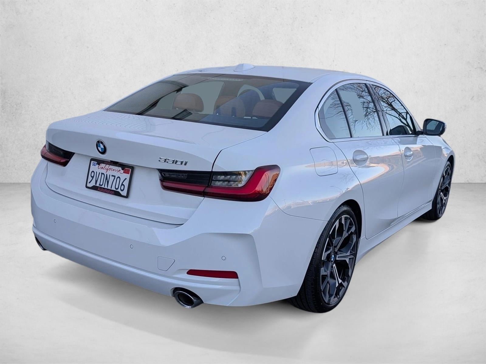 2025 BMW 330i photo 4