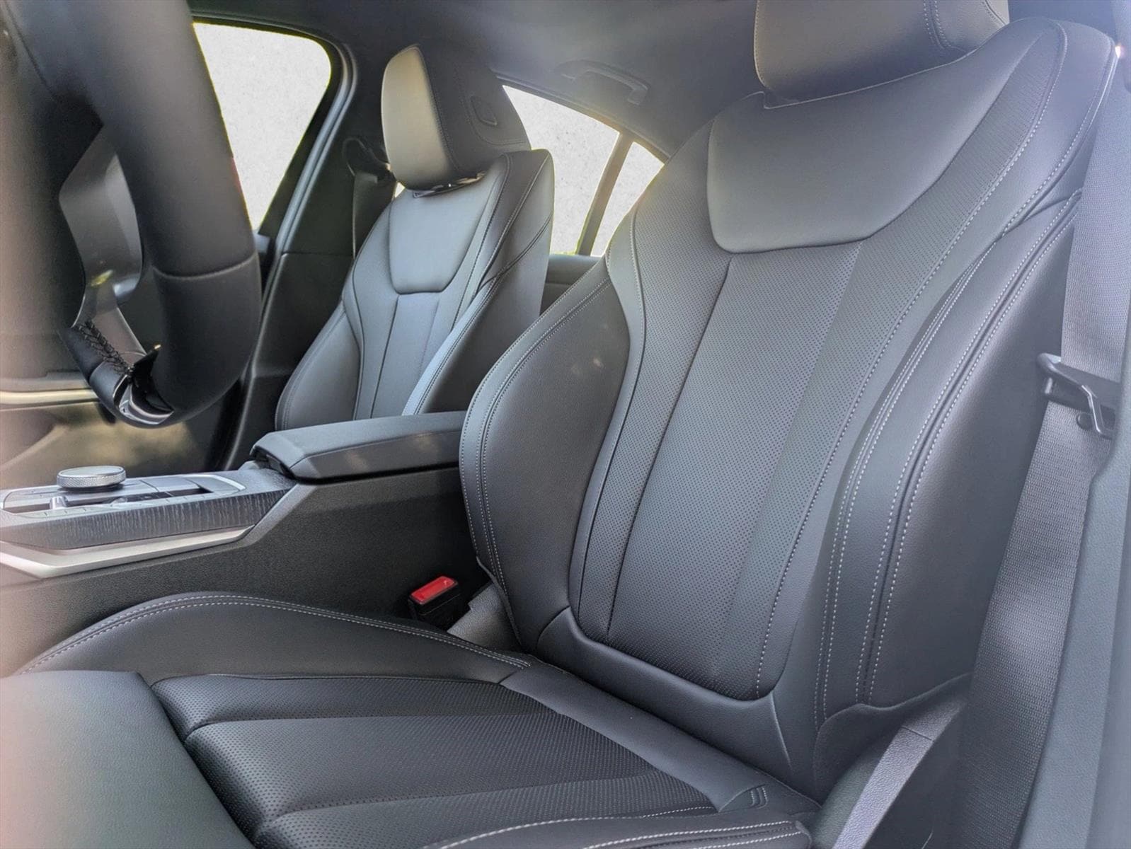 2025 BMW 330i photo 4