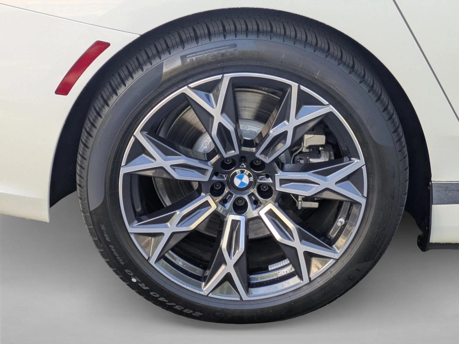 2025 BMW i7 50 - Photo 22