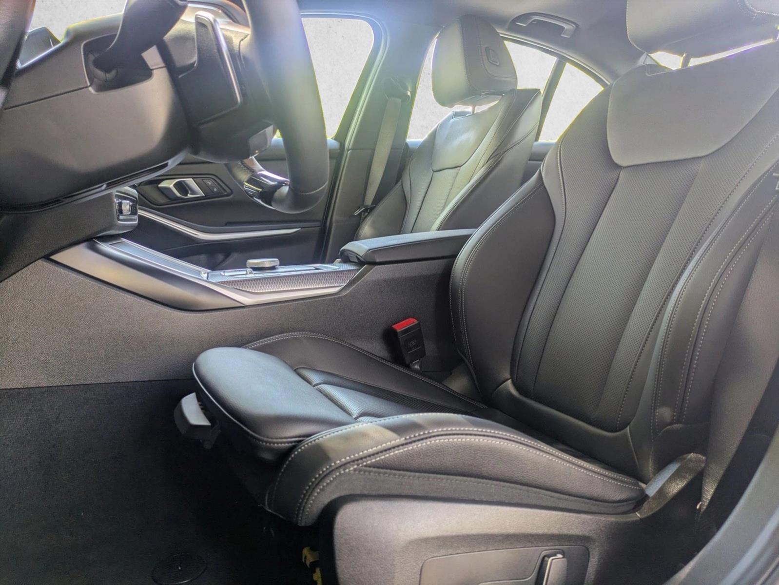 2025 BMW 330i photo 4