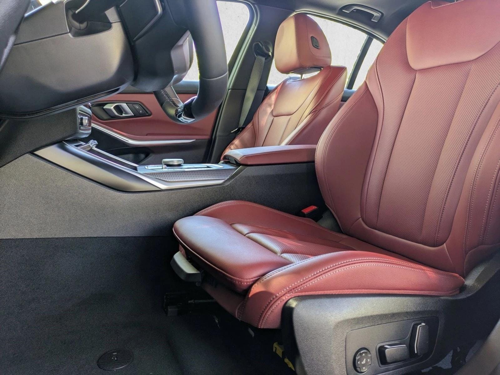 2025 BMW 330i photo 4