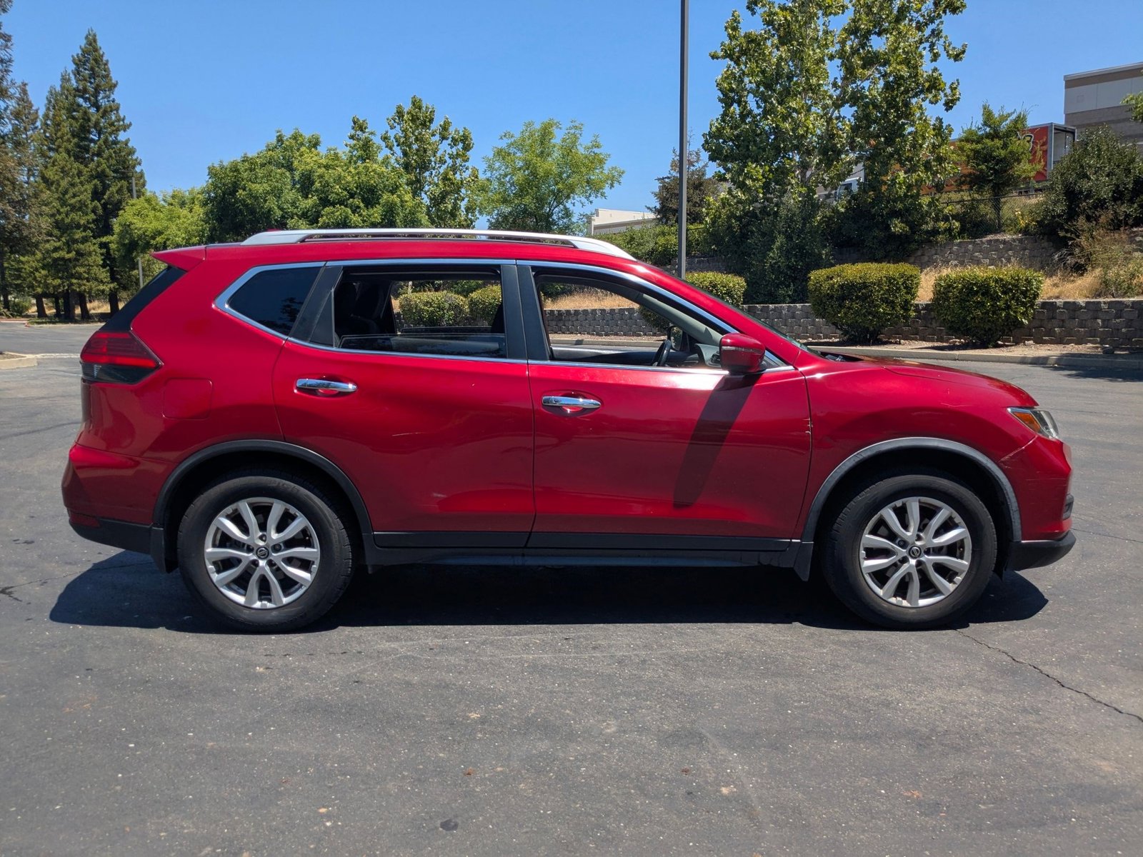 2017 Nissan Rogue SV photo 2