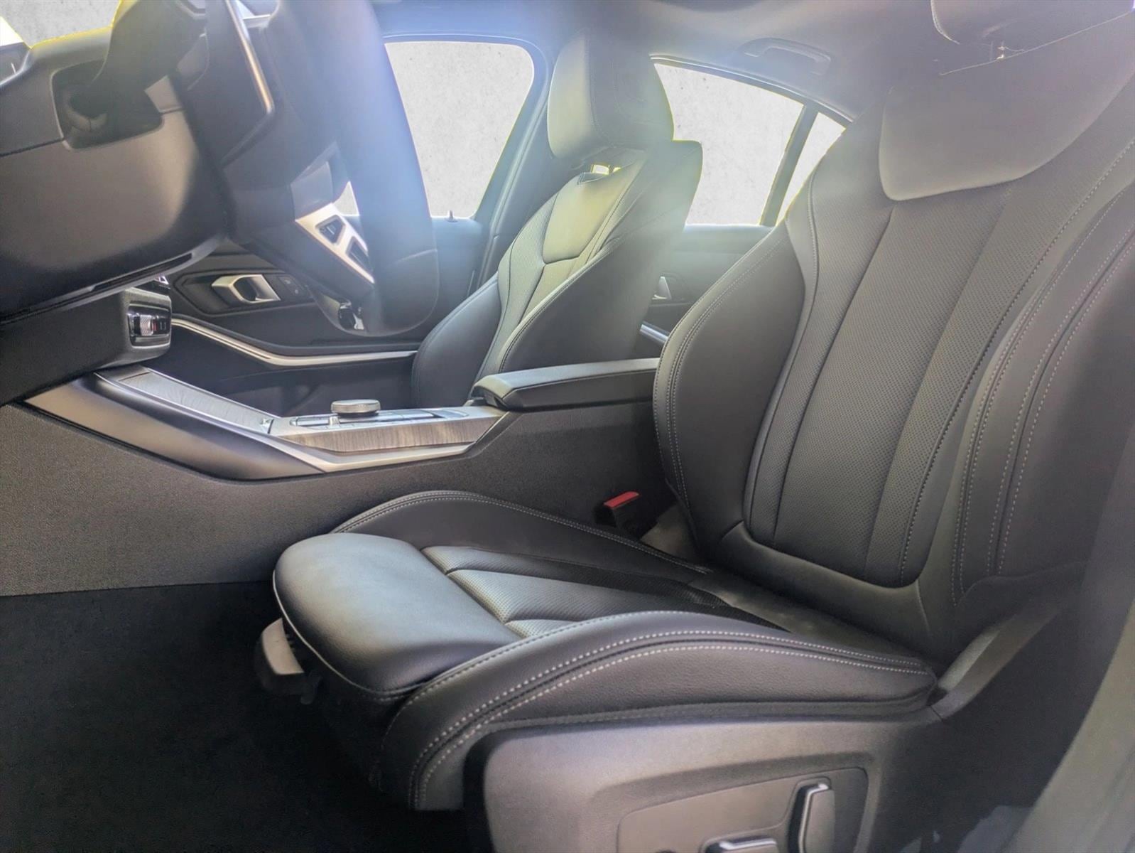 2025 BMW 330i photo 4