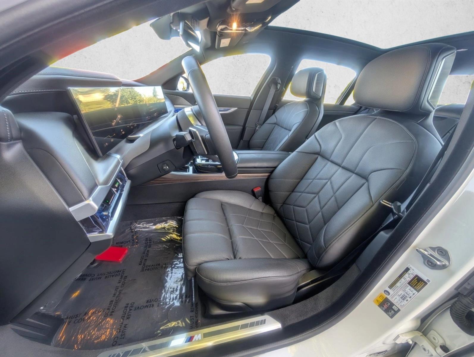 2025 BMW i7 60 - Photo 14