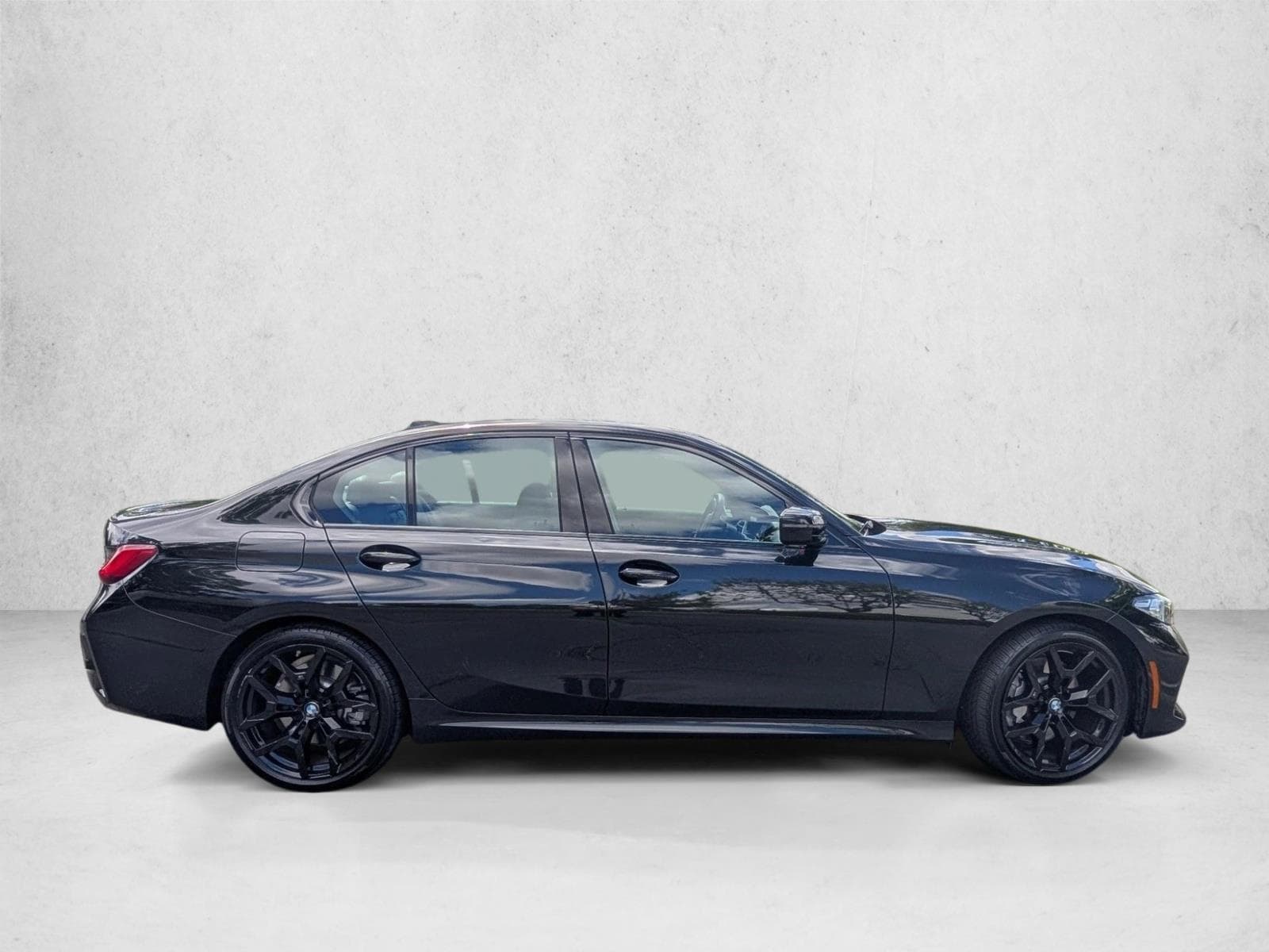 2025 BMW 330i xDrive photo 4