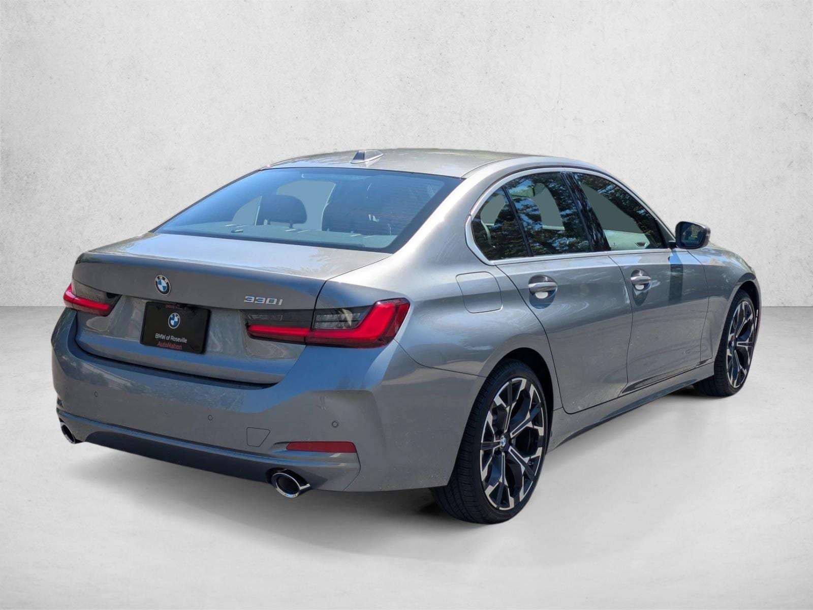 2025 BMW 330i photo 2