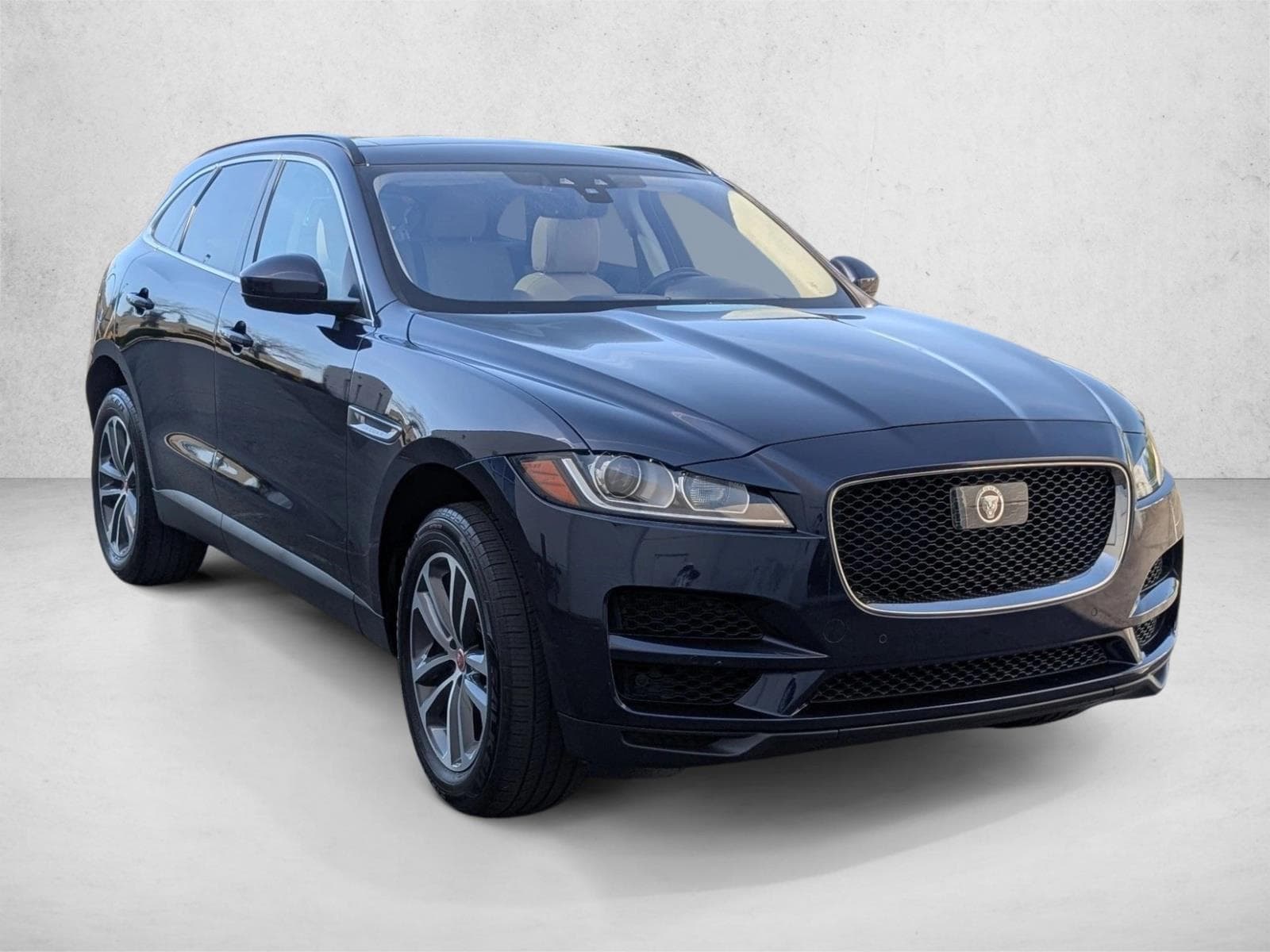 2019 Jaguar F-PACE 25t Premium photo 2