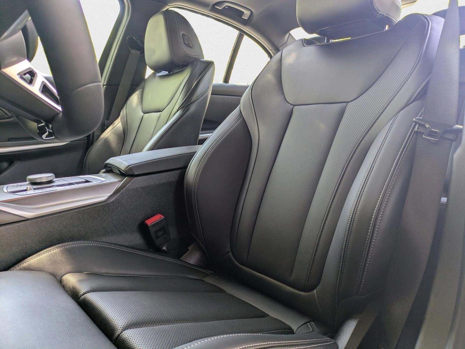 2025 BMW 330i xDrive photo 4