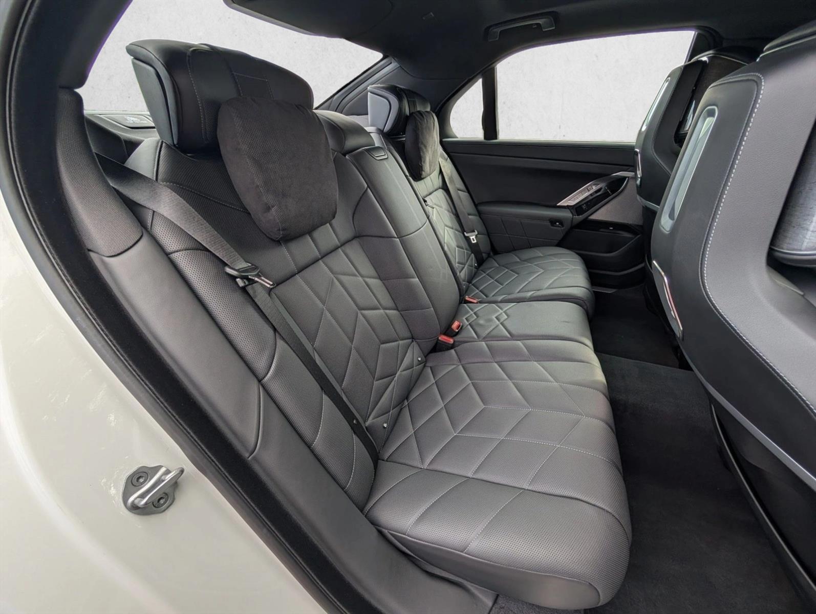 2025 BMW i7 50 - Photo 19