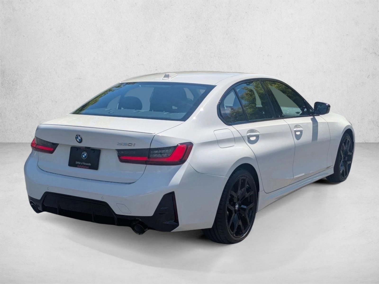 2025 BMW 330i photo 2