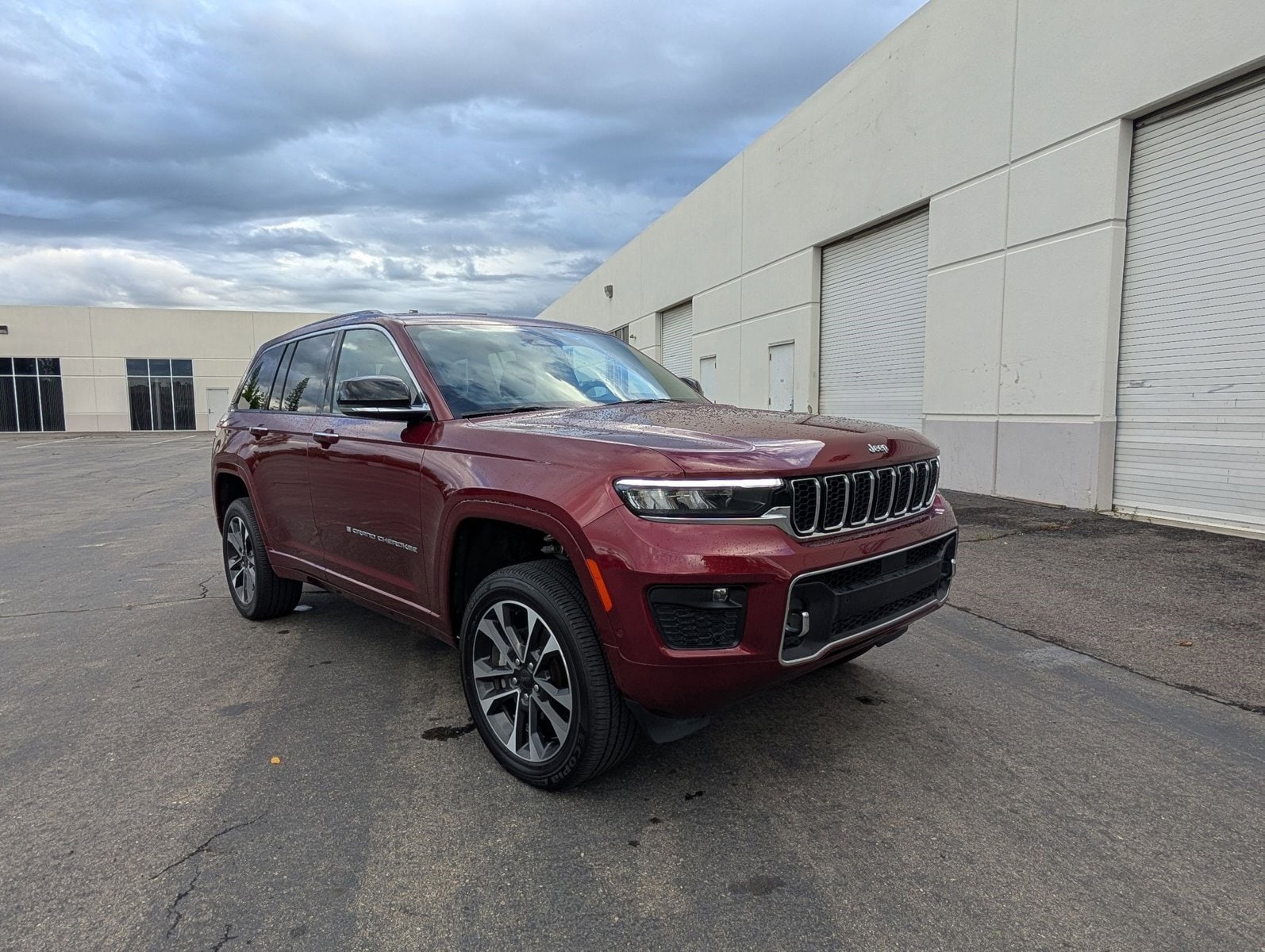 2023 Jeep Grand Cherokee Overland photo 2