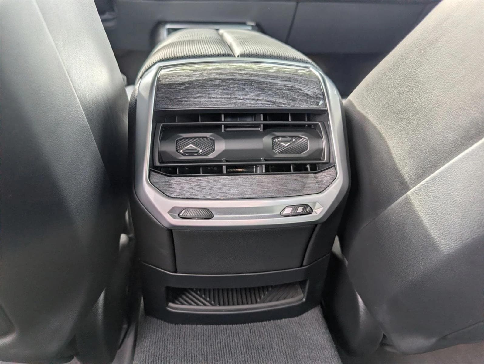 2025 BMW i7 50 - Photo 24