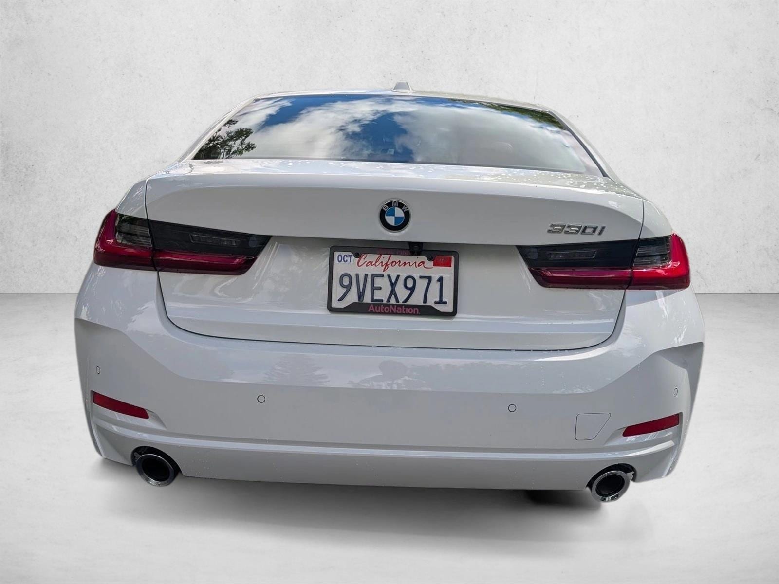 2025 BMW 330i photo 3