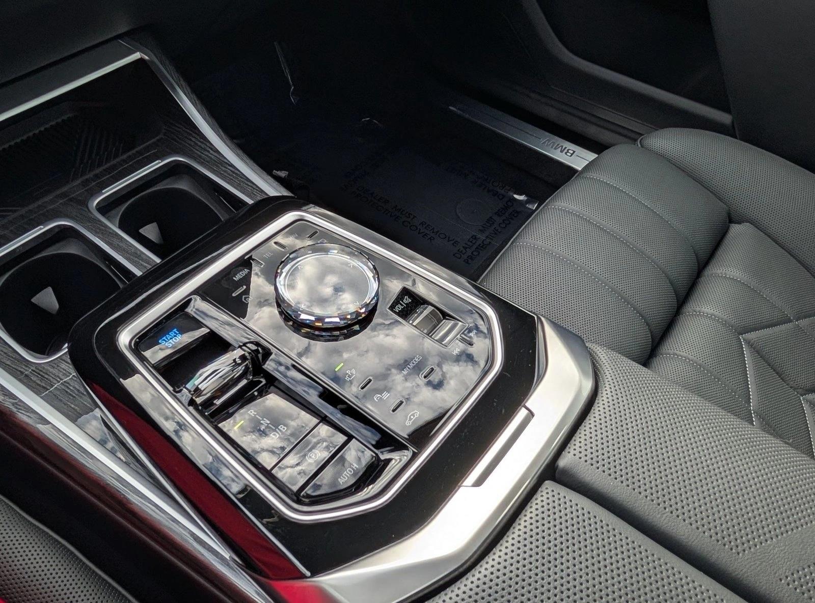 2025 BMW i7 50 - Photo 9