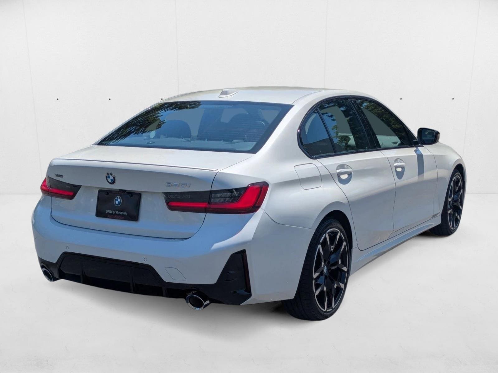 2025 BMW 330i xDrive photo 2