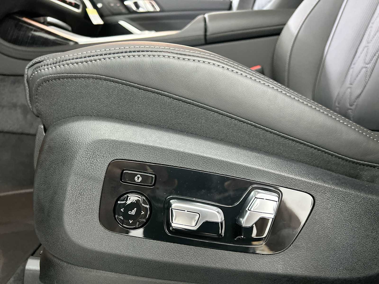 Thumbnail: 2026 BMW X7 - 14