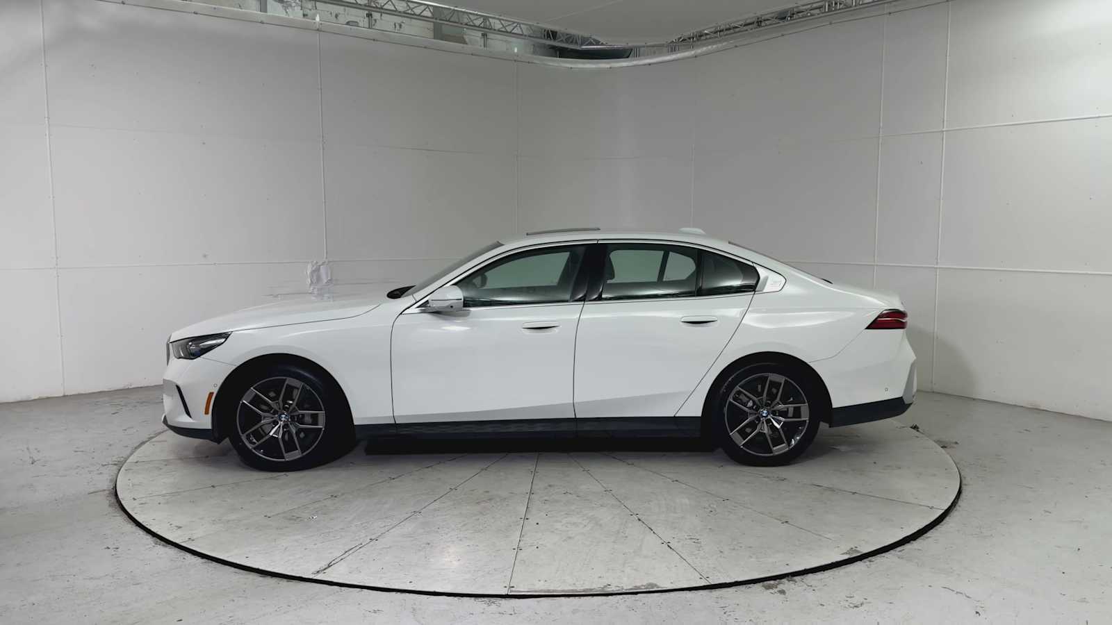 Thumbnail: 2026 BMW 5 Series - 5