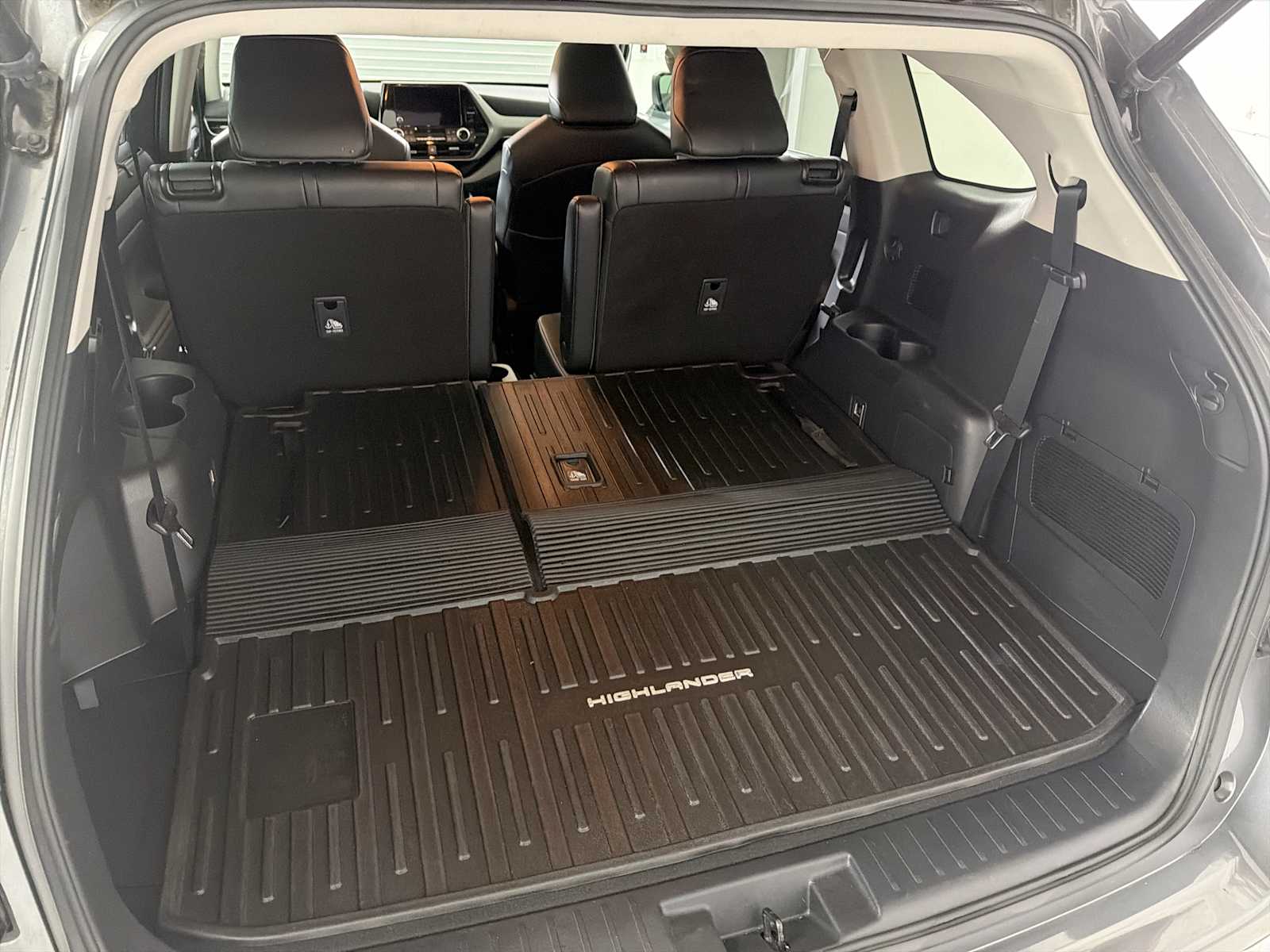 Thumbnail: 2023 Toyota Highlander - 21