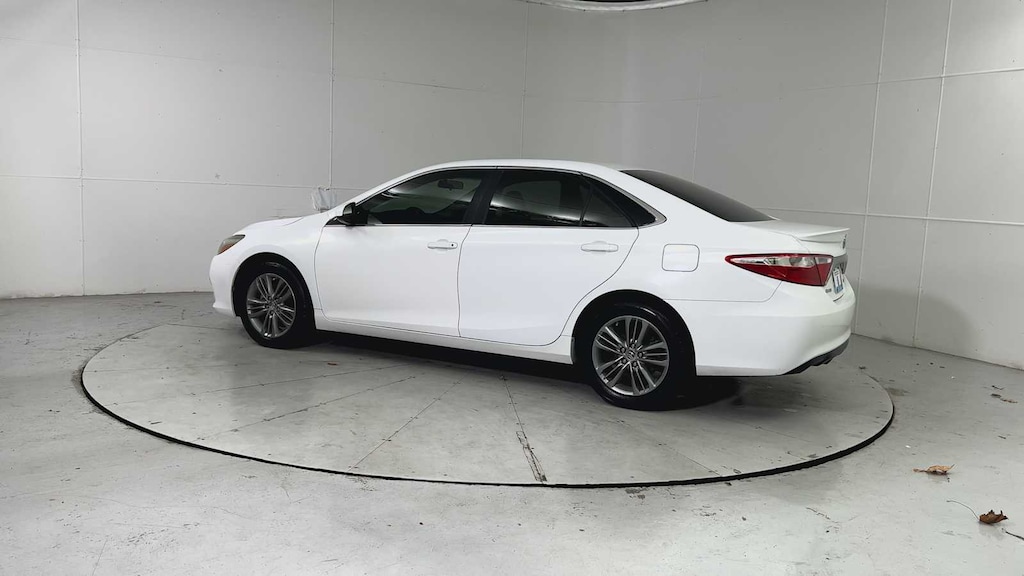 Used 2016 Toyota Camry SE Sedan