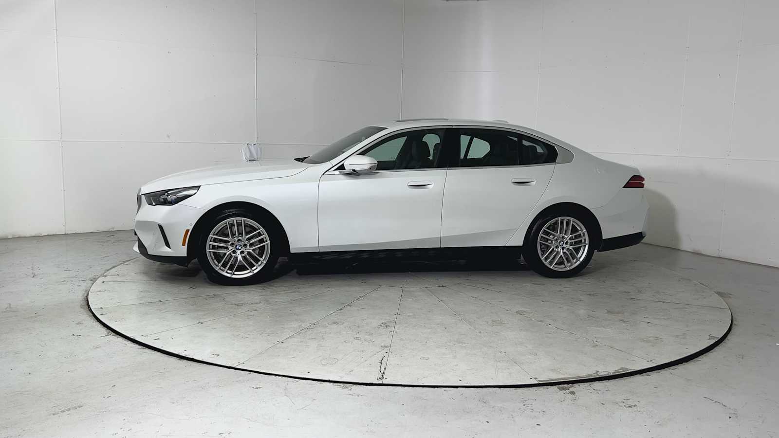 Thumbnail: 2024 BMW 5 Series - 5