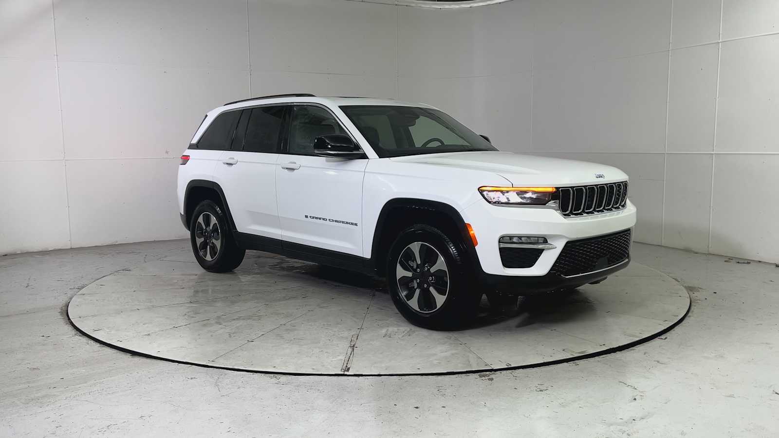 Thumbnail: 2022 Jeep Grand Cherokee - 8