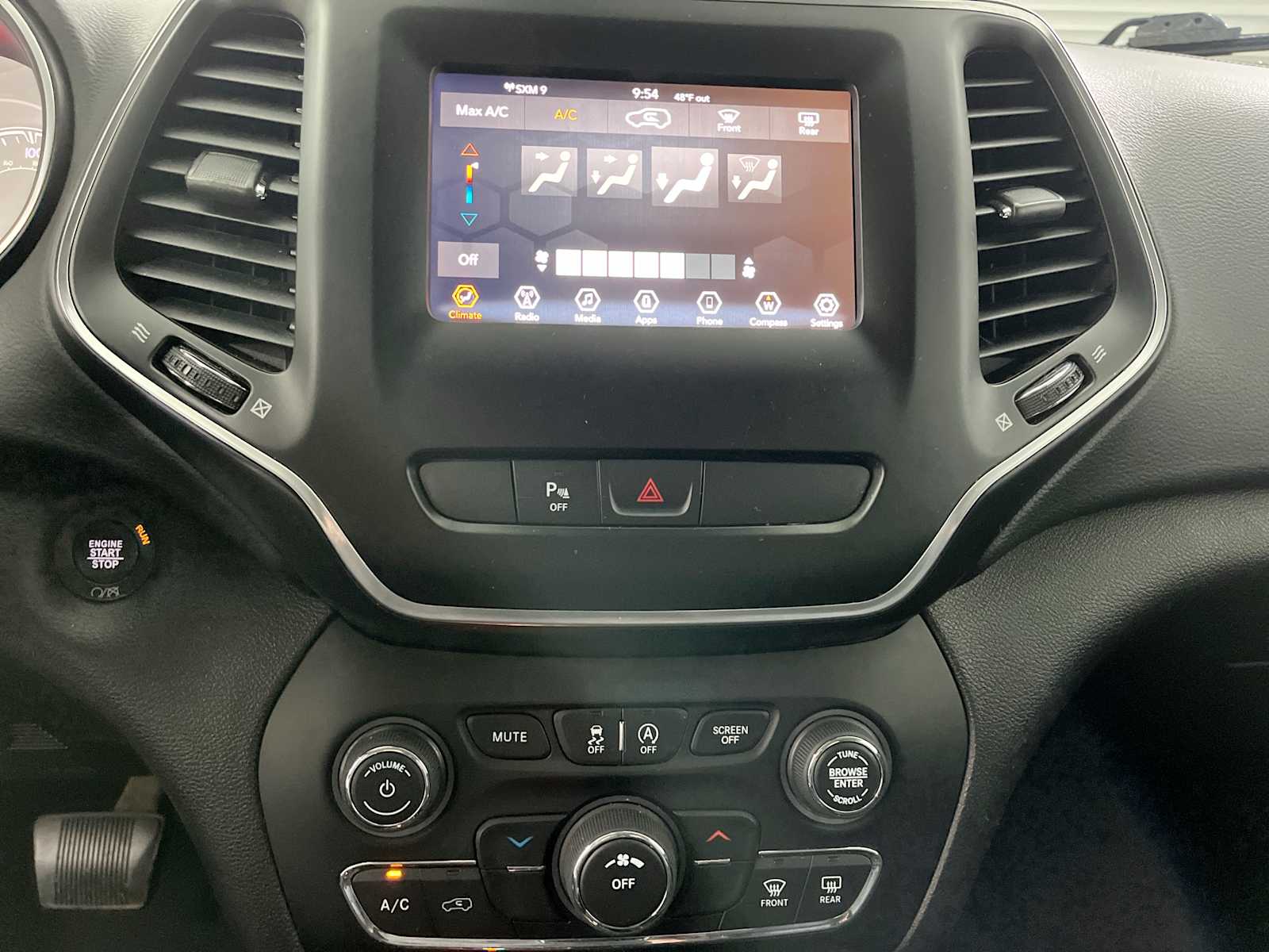 Thumbnail: 2019 Jeep Cherokee - 16