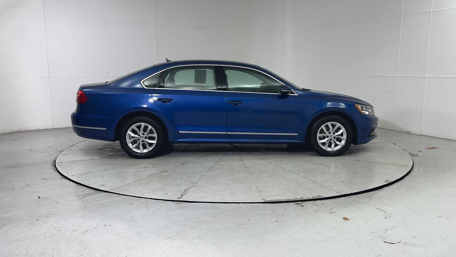 Thumbnail: 2016 Volkswagen Passat - 9