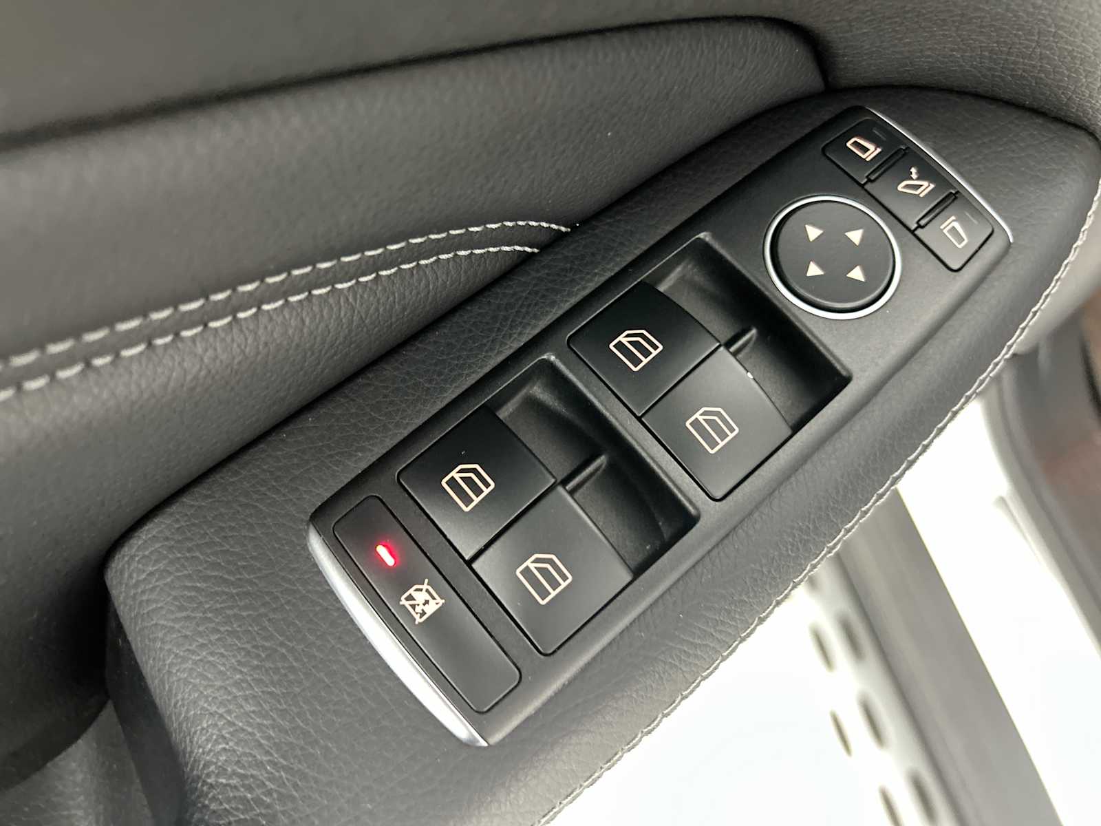 Thumbnail: 2015 Mercedes-Benz M-Class - 15