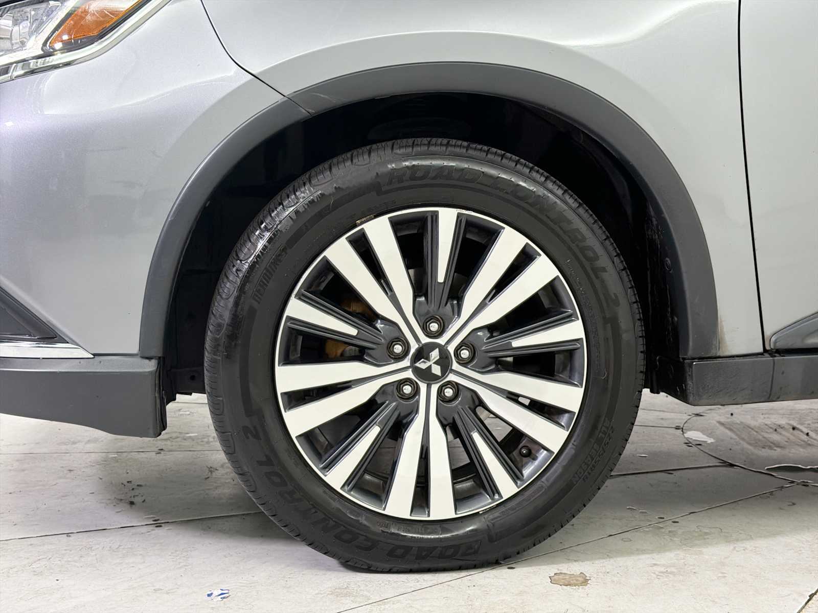 Thumbnail: 2019 Mitsubishi Outlander - 18