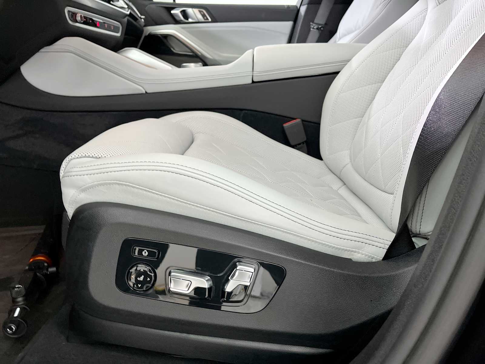 Thumbnail: 2025 BMW X6 - 14