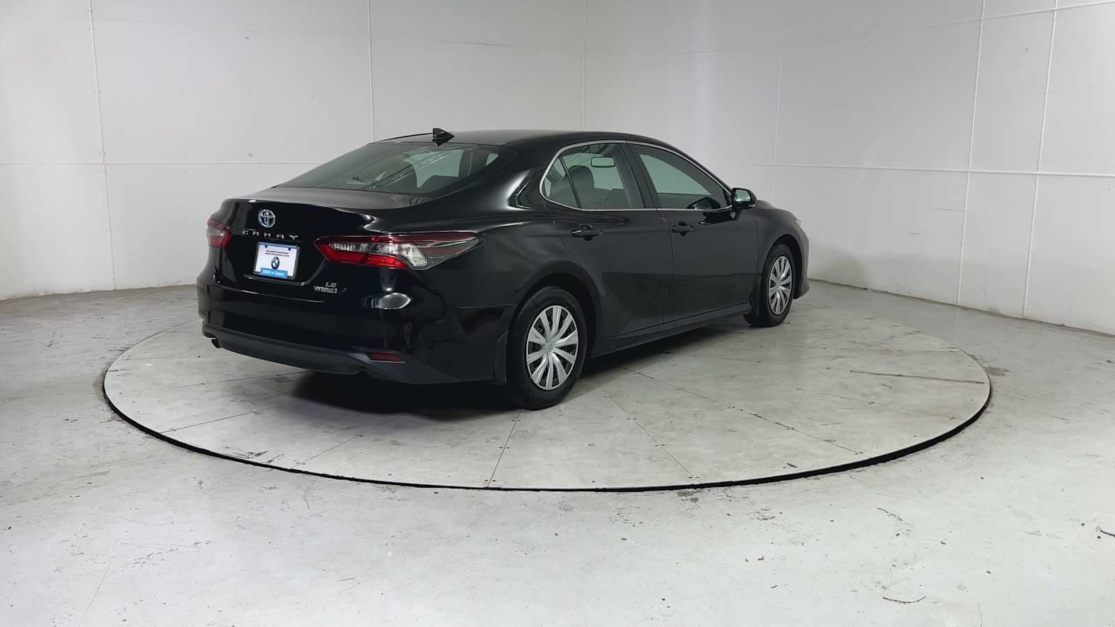 2022 Toyota Camry Hybrid LE photo 2