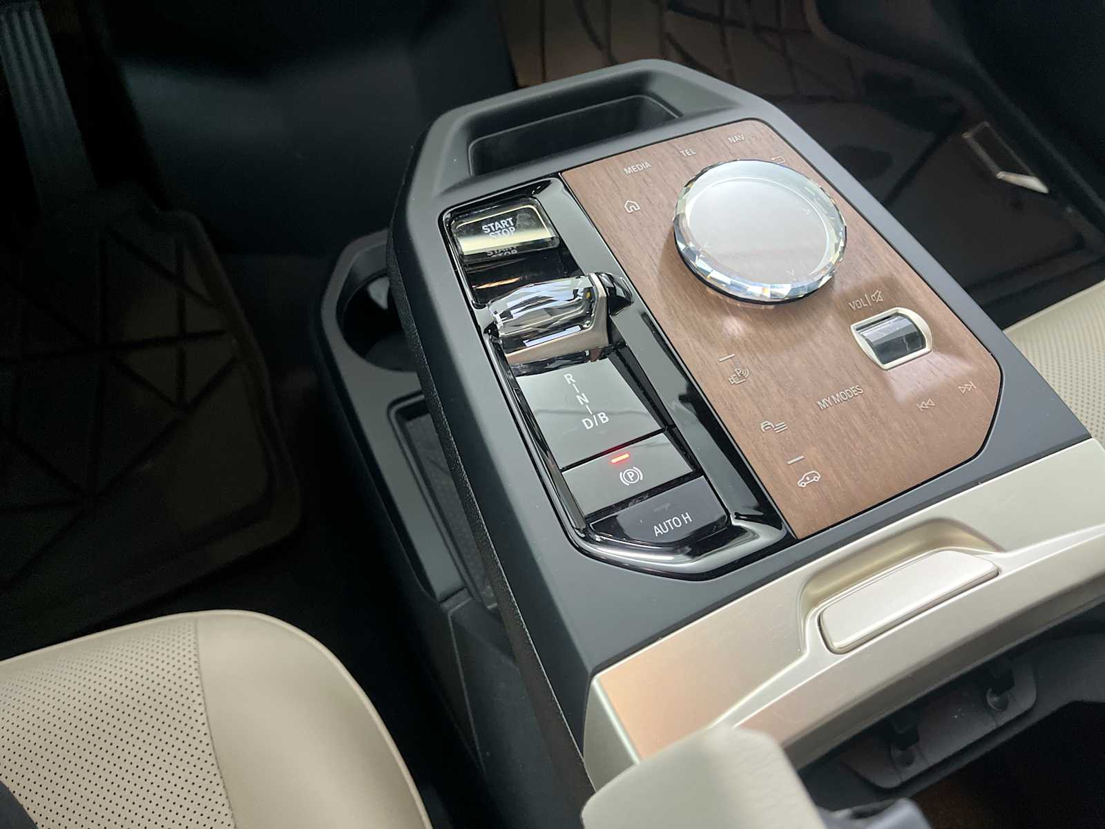 Thumbnail: 2023 BMW iX - 21