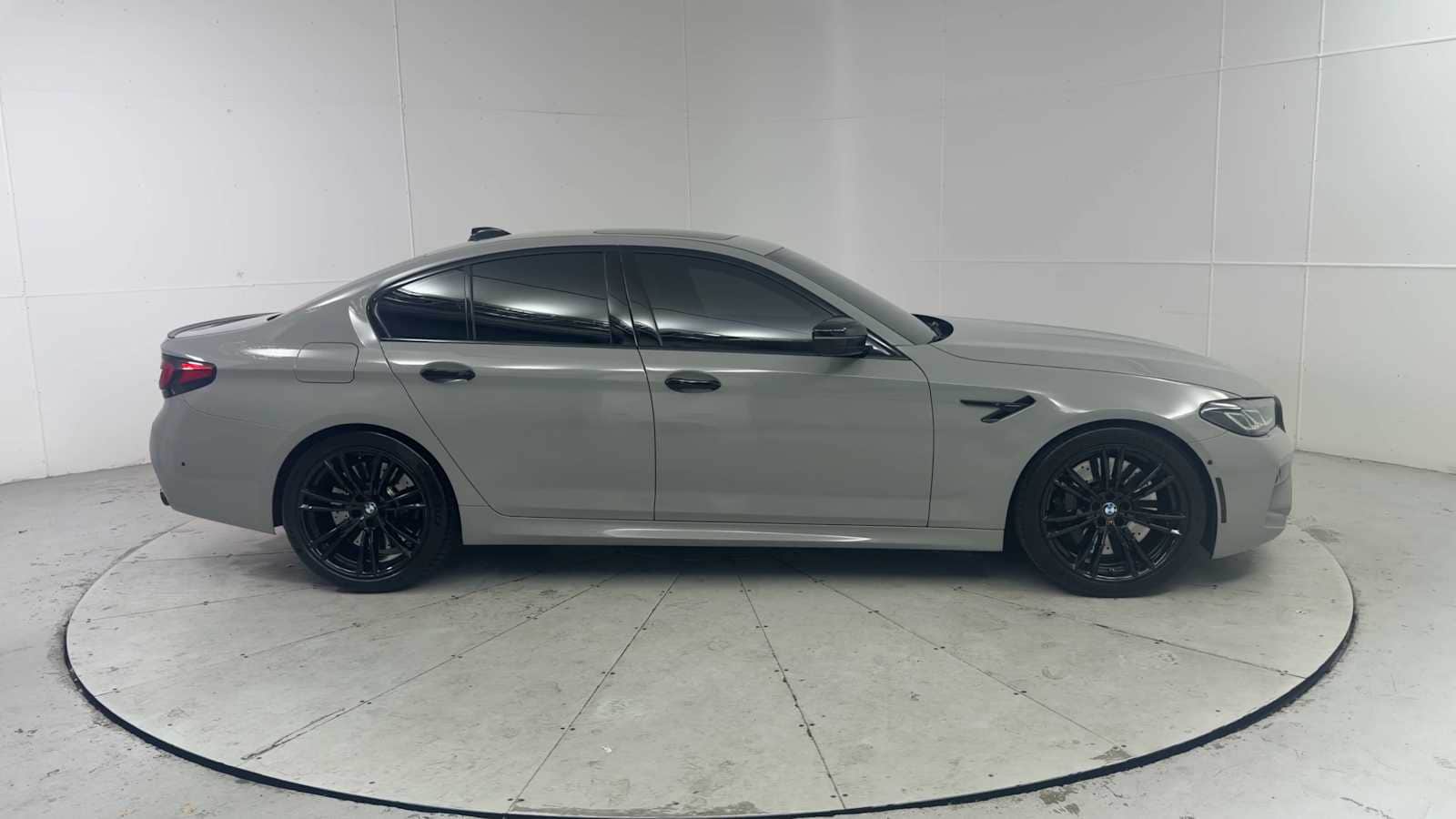 Thumbnail: 2023 BMW M5 - 9