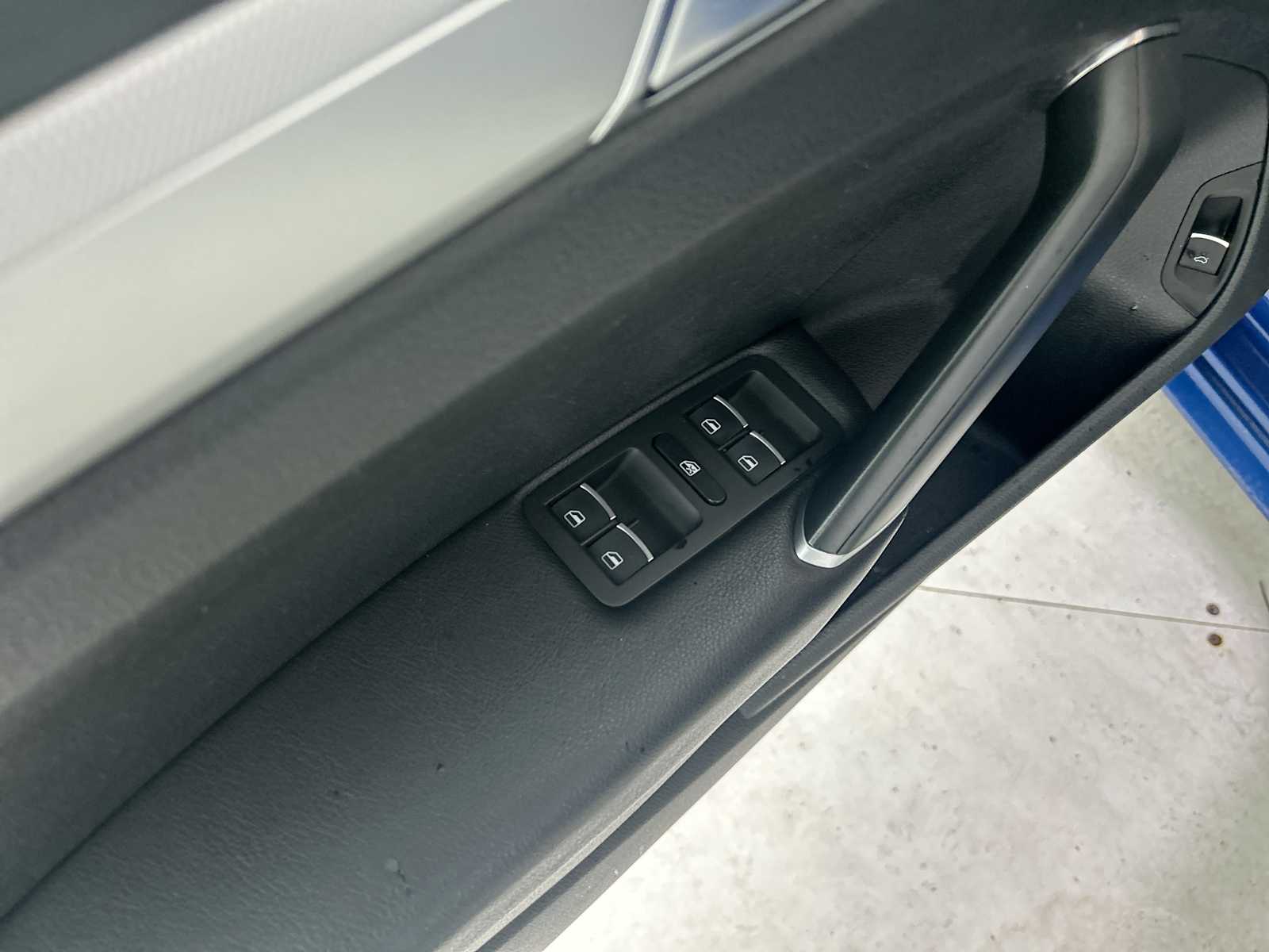 Thumbnail: 2016 Volkswagen Passat - 15