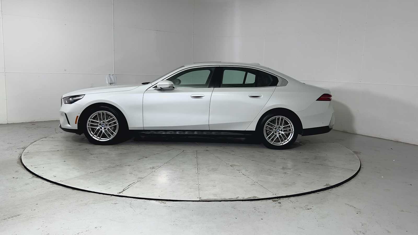 Thumbnail: 2024 BMW 5 Series - 4