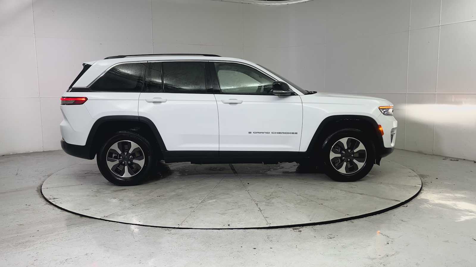 Thumbnail: 2022 Jeep Grand Cherokee - 9