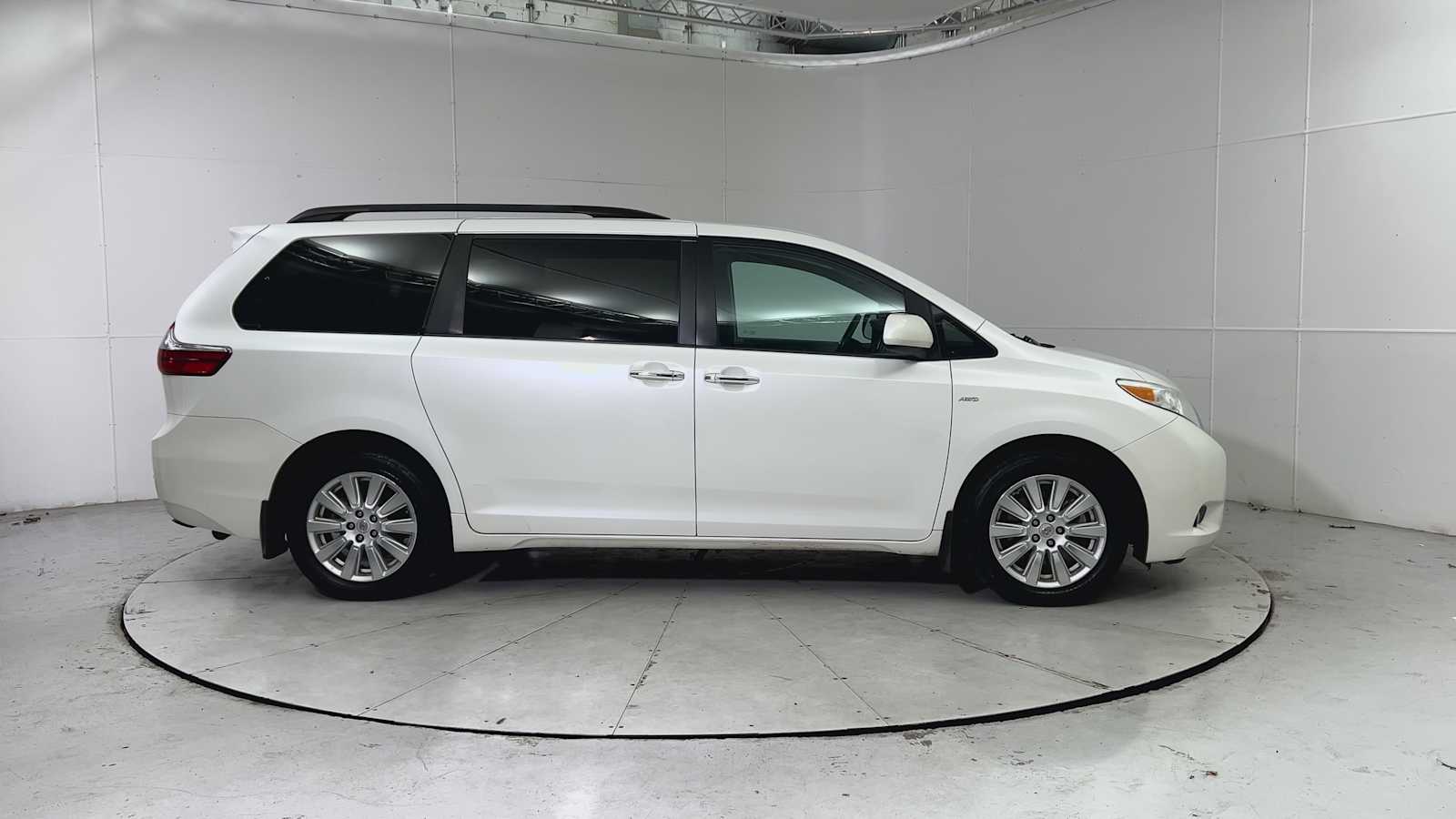 Thumbnail: 2017 Toyota Sienna - 9
