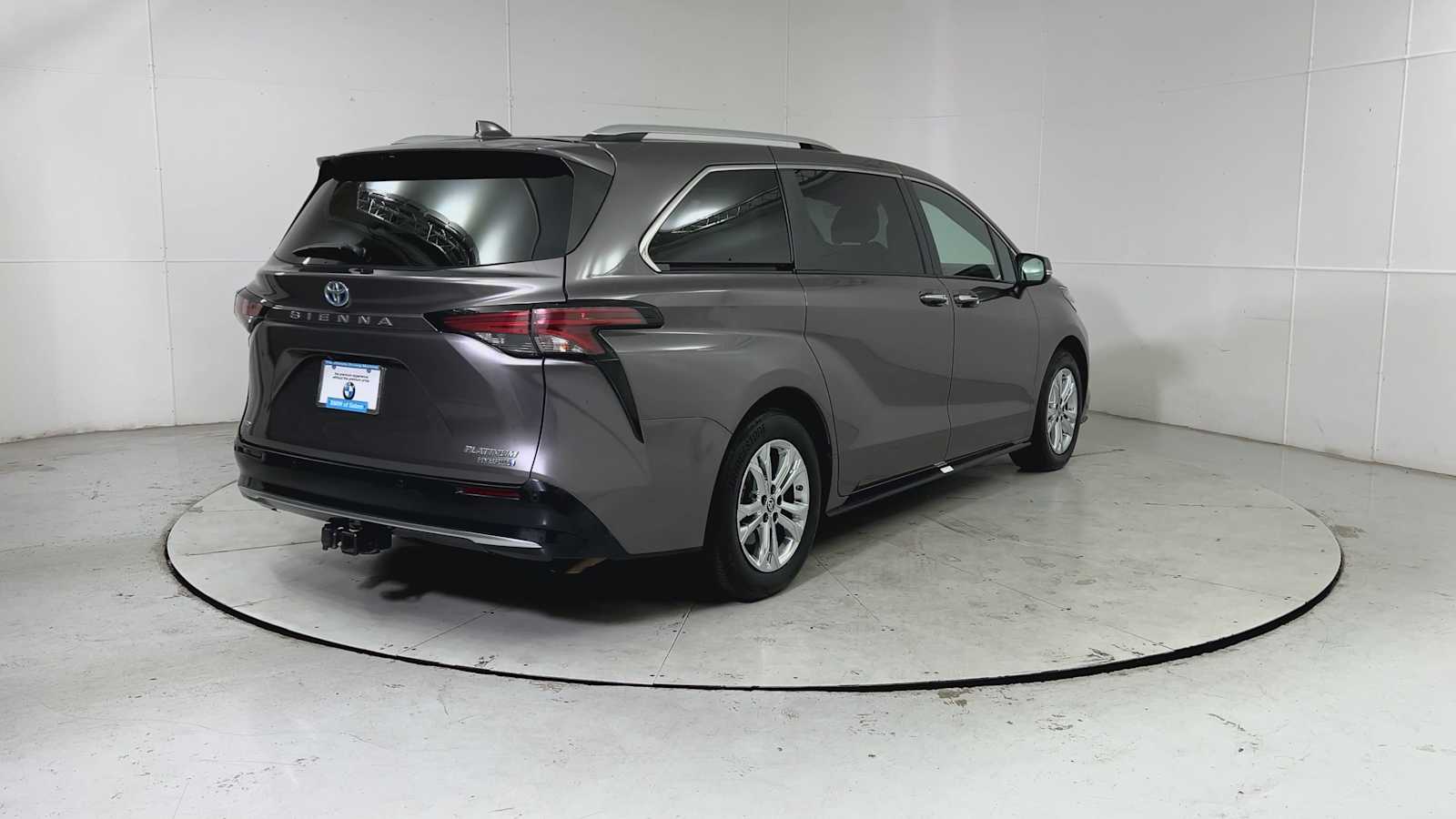 2022 Toyota Sienna Platinum photo 2