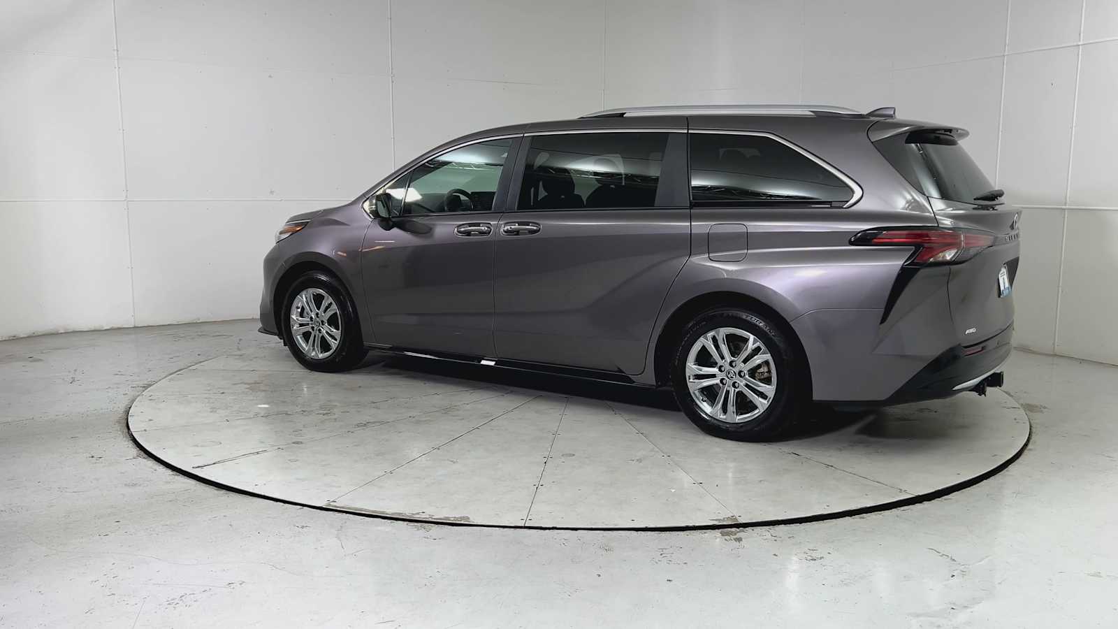 2022 Toyota Sienna Platinum photo 4