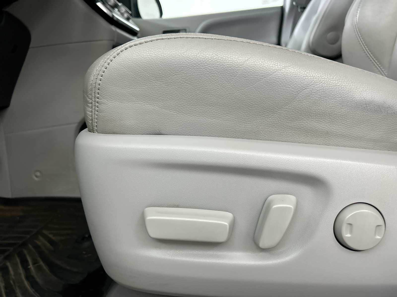 Thumbnail: 2017 Toyota Sienna - 14