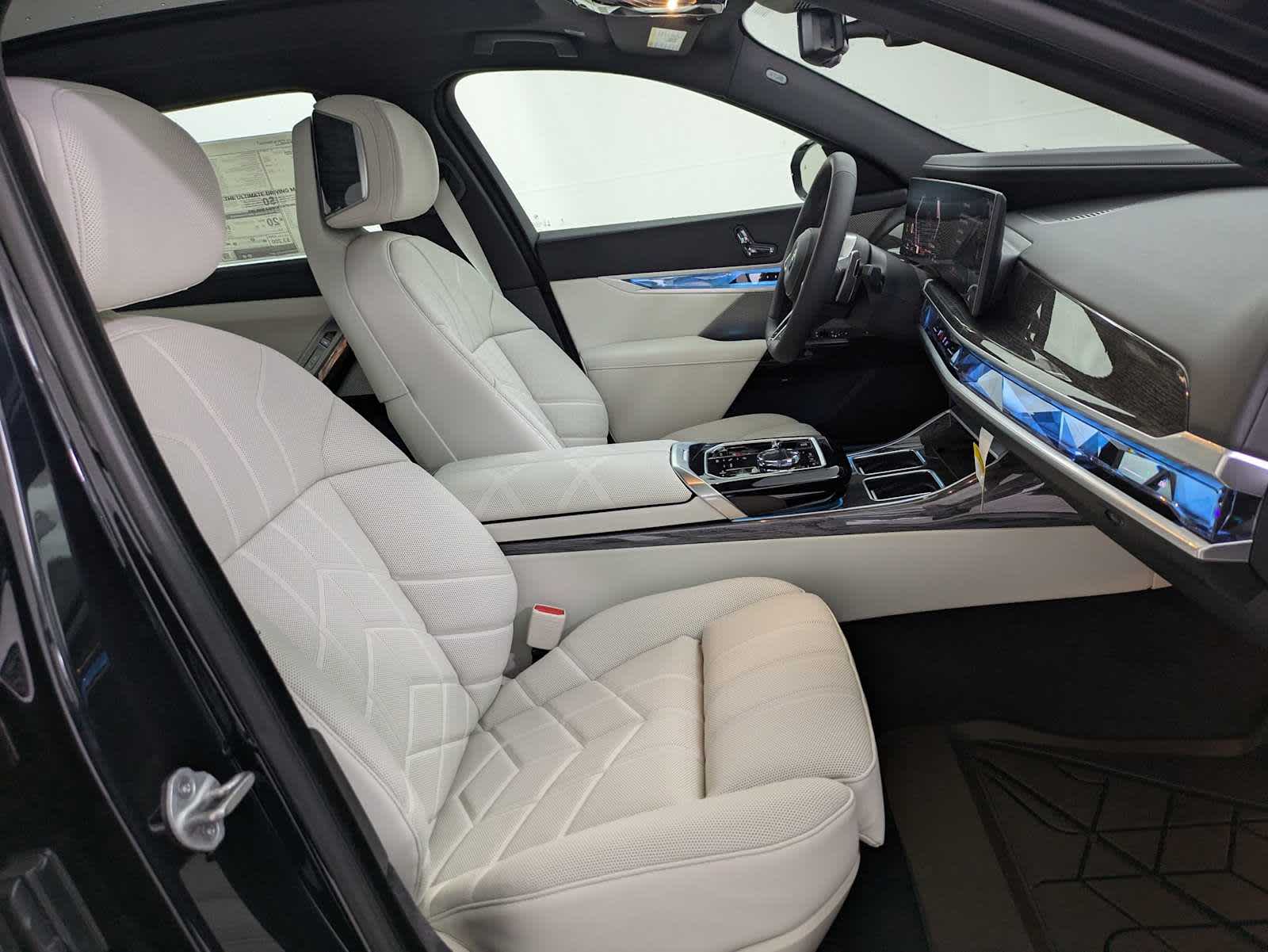 Thumbnail: 2025 BMW 7 Series - 24