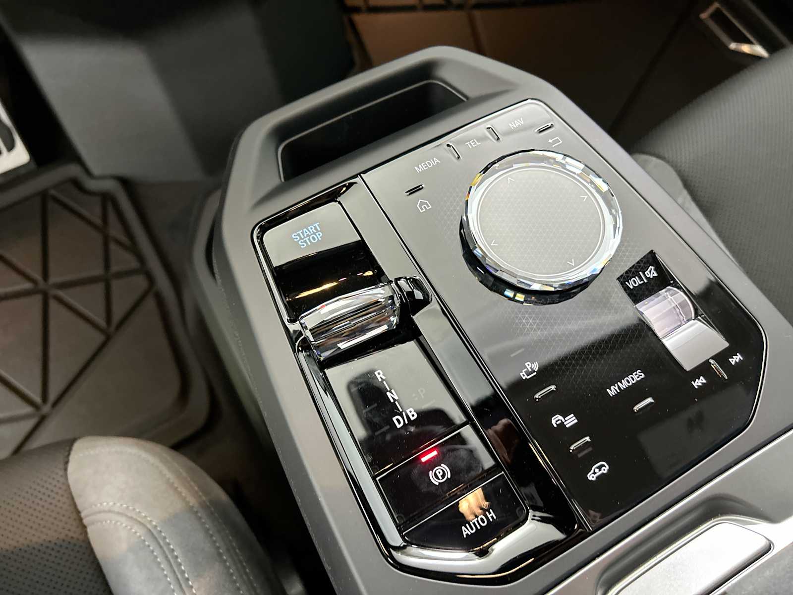 Thumbnail: 2026 BMW iX - 21