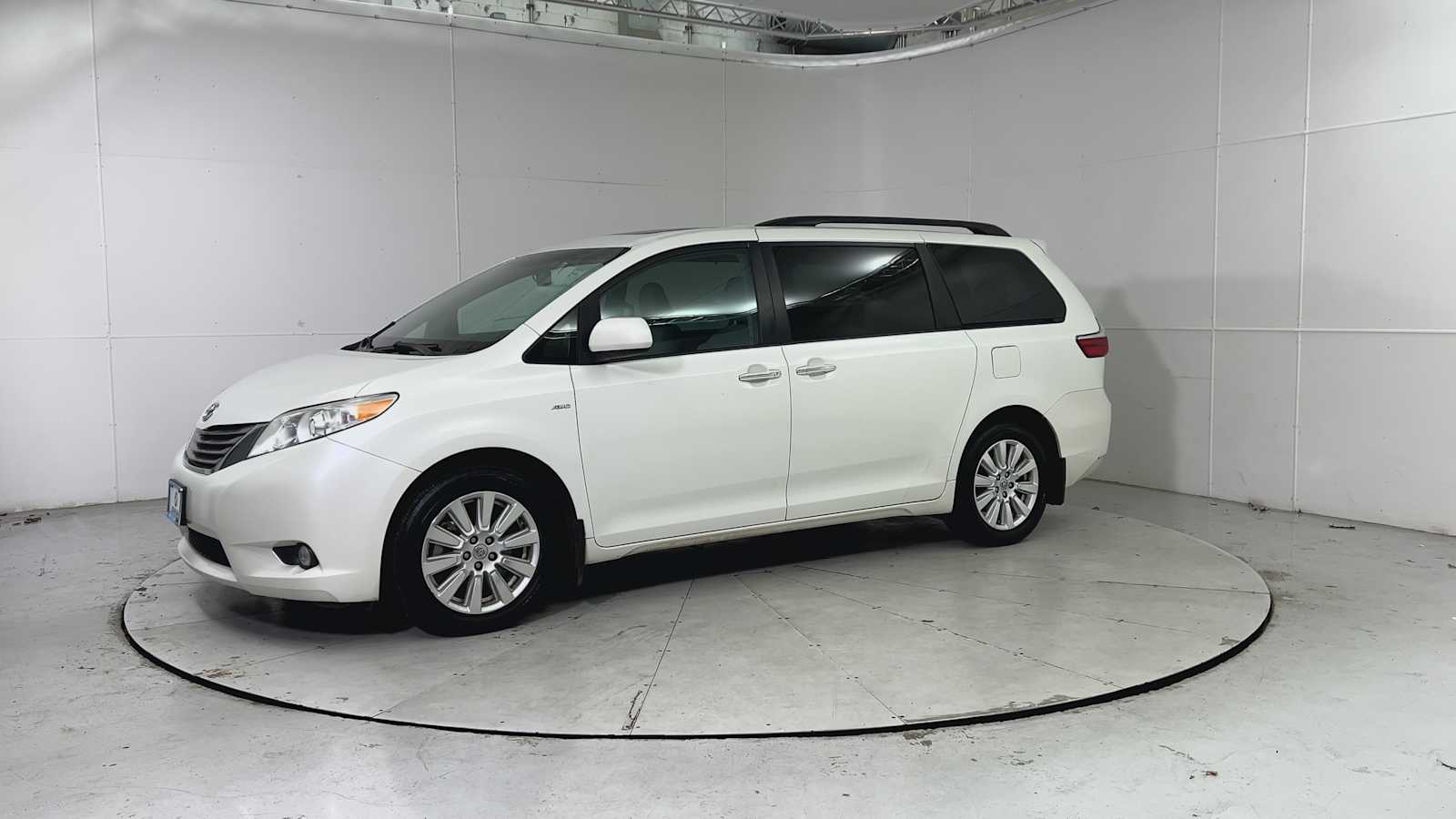 Thumbnail: 2017 Toyota Sienna - 6