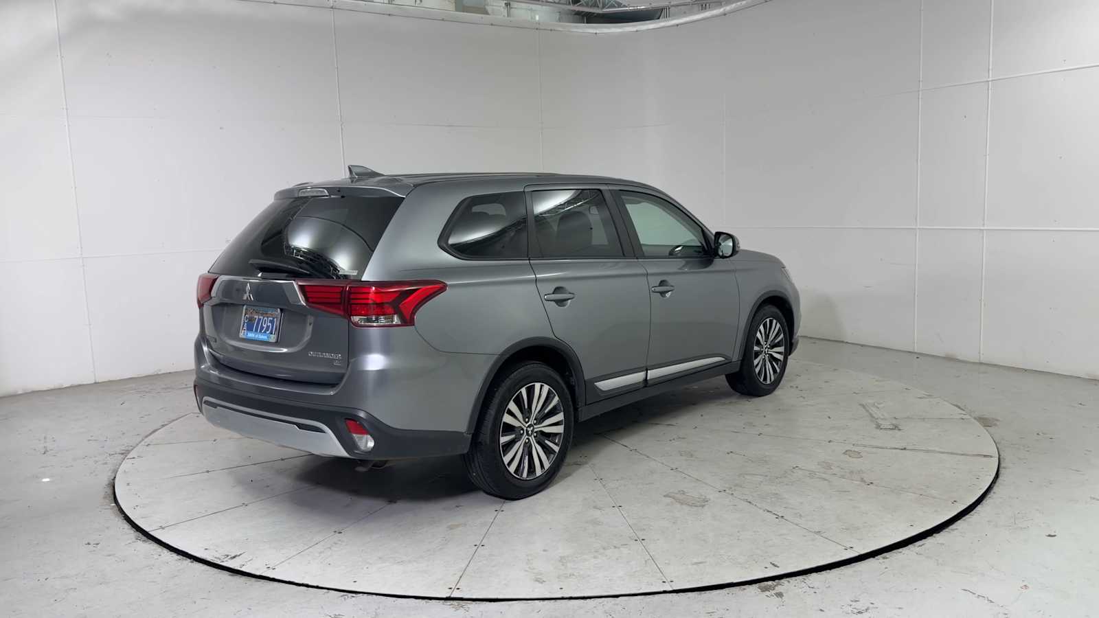 Thumbnail: 2019 Mitsubishi Outlander - 2