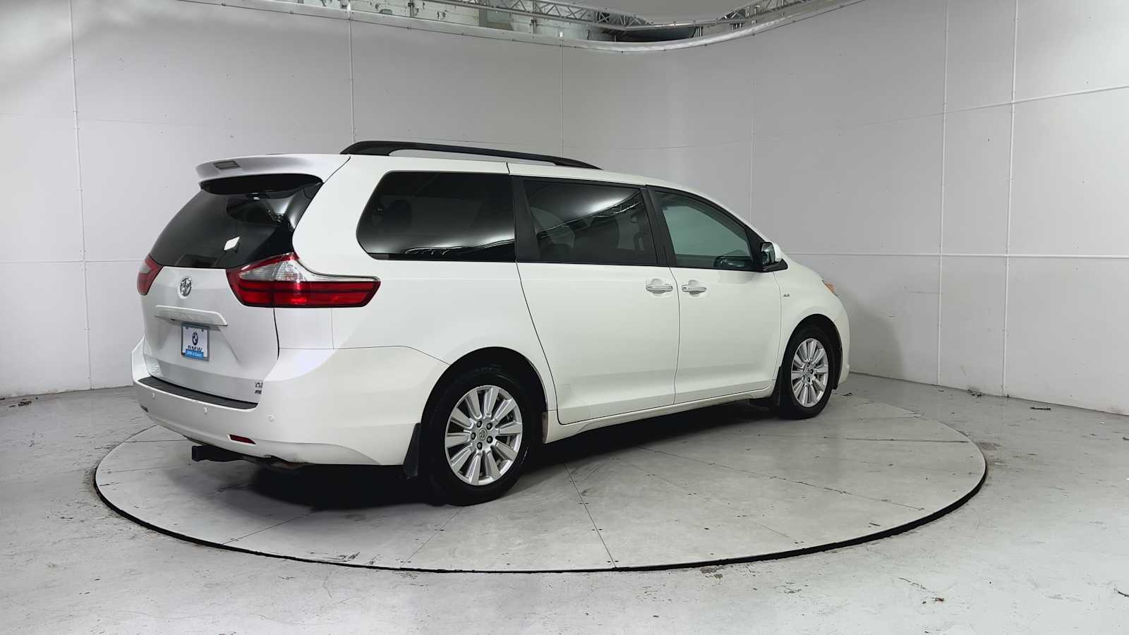 Thumbnail: 2017 Toyota Sienna - 2