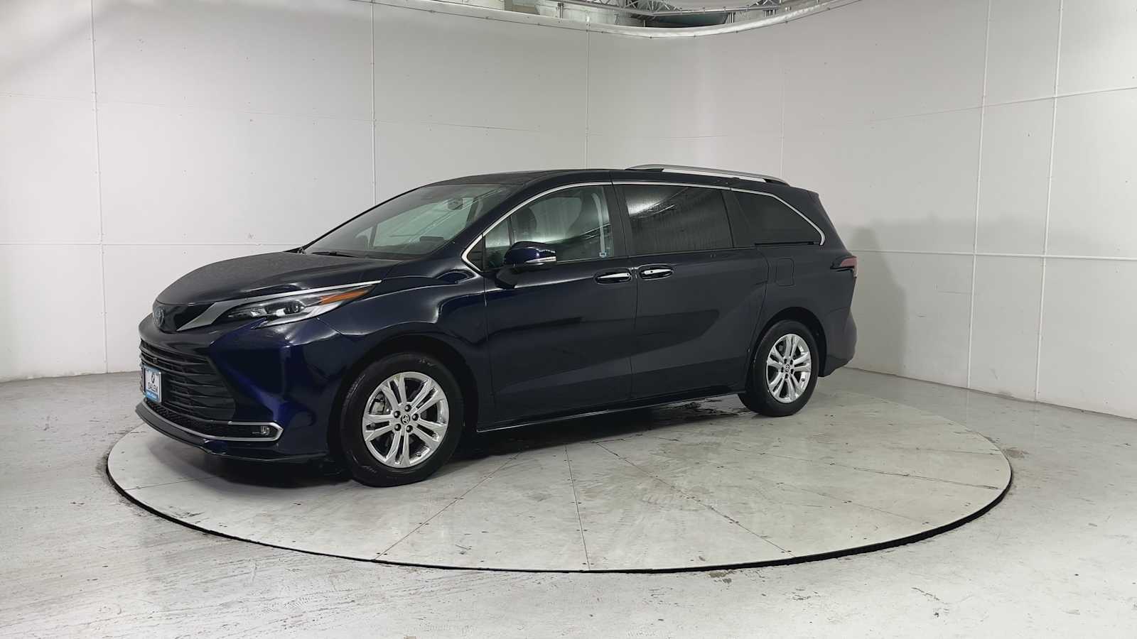 Thumbnail: 2023 Toyota Sienna - 6