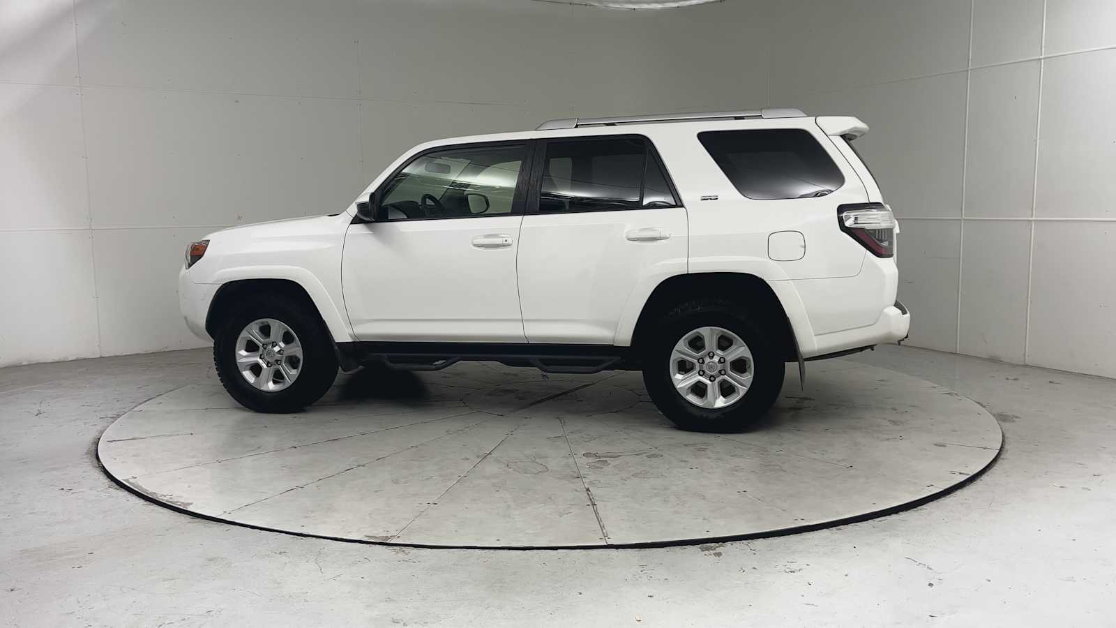 Thumbnail: 2016 Toyota 4Runner - 3