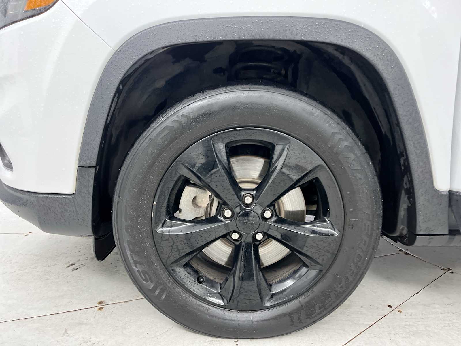 Thumbnail: 2019 Jeep Cherokee - 18